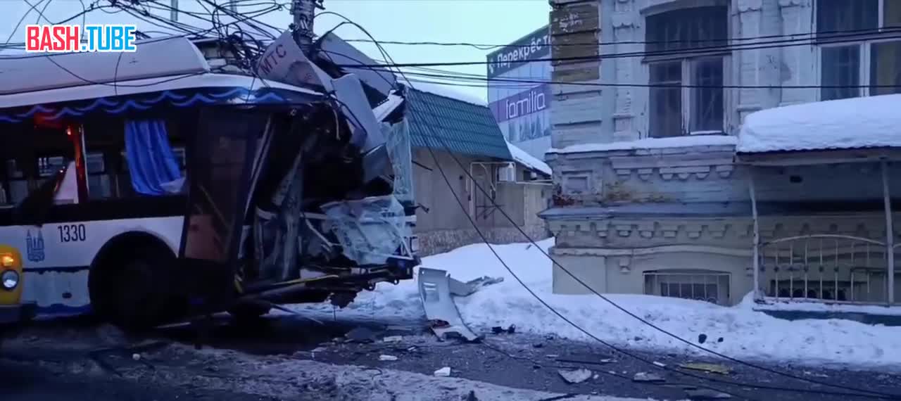  В Энгельсе троллейбус столкнулся с легковушкой, пострадали 9 человек, - СМИ