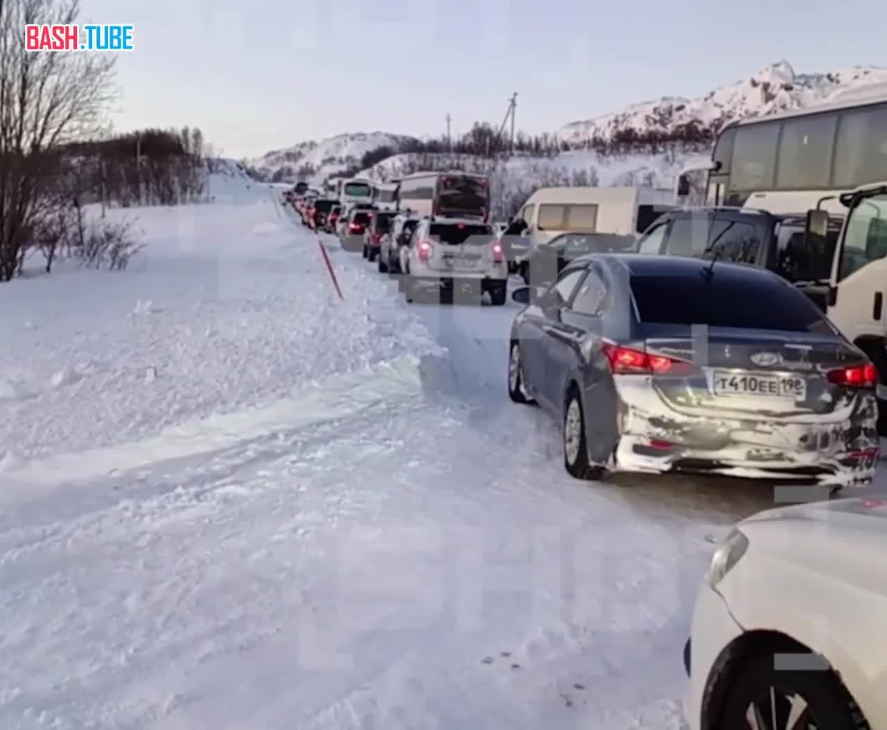  Сотни автомобилей застряли в многокилометровой пробке из-за метели в Мурманской области, - СМИ