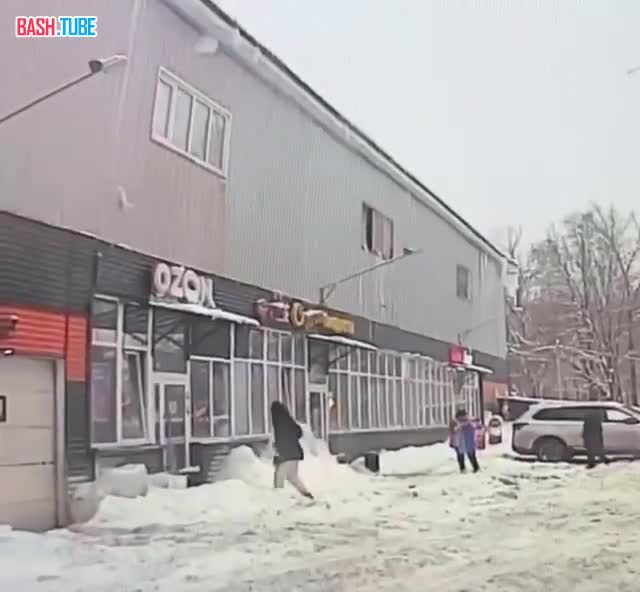 Глыба льда упала на голову девушке в подмосковной Ивантеевке