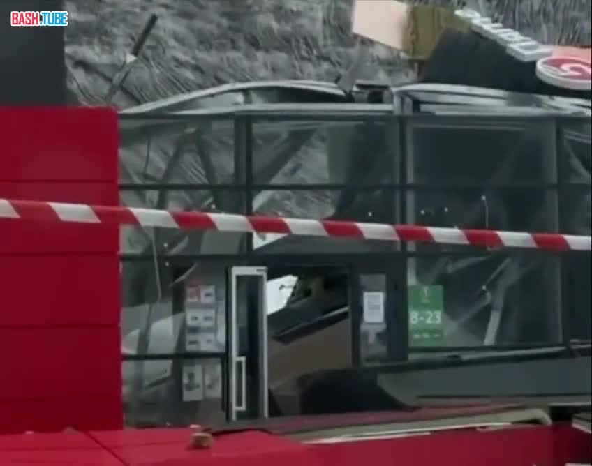  «Хлебушек есть, а вот магазина нет»: «Пятёрочка» обвалилась под тяжестью снега в Подмосковье