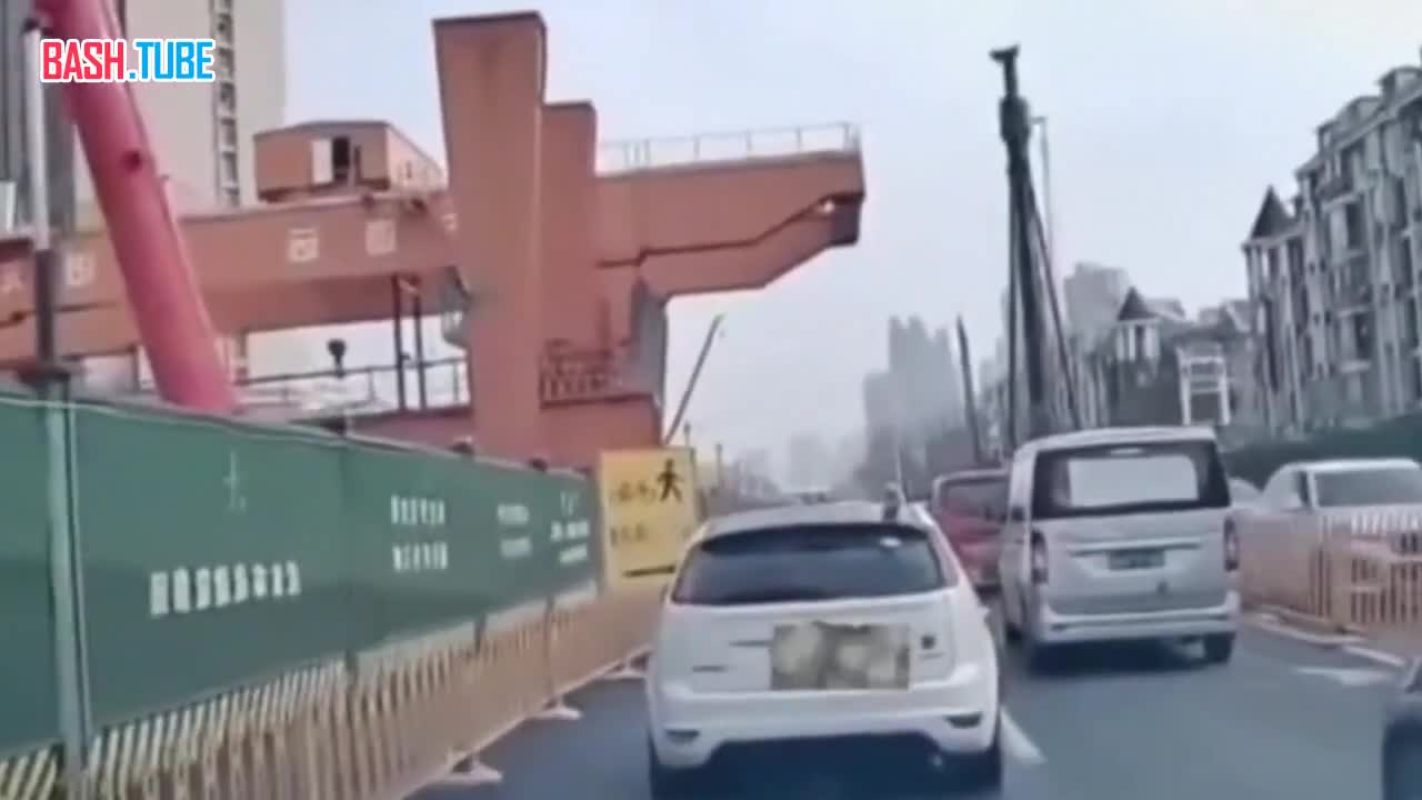  В Ухане рухнул портальный козловой кран