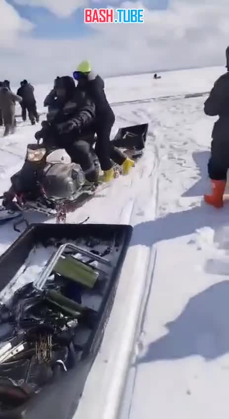  Больше 50 рыбаков на льдине уносит в море на Сахалине