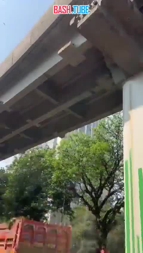  В индийском Мумбаи кусок строящегося моста упал на проезжающие автомобили