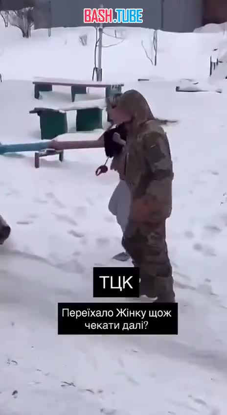  Военкомы на фургоне в украинском Тернополе переехали женщину