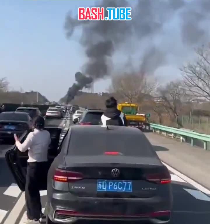  На шоссе в китайской провинции Аньхой, загорелся и взорвался электромобиль
