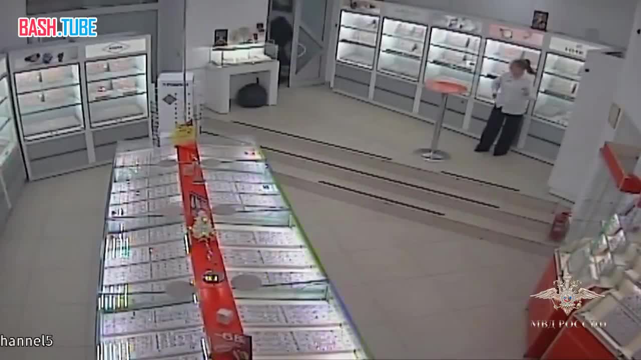  Вооружённый грабитель вынес из ювелирного магазина украшений на 7 миллионов рублей