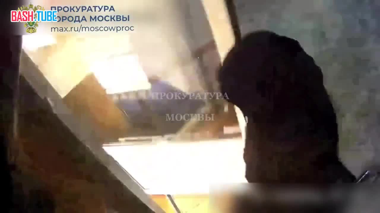  В Москве злоумышленник ворвался ювелирный магазин. Он выгнал из помещения сотрудницу и стал разбивать витрины