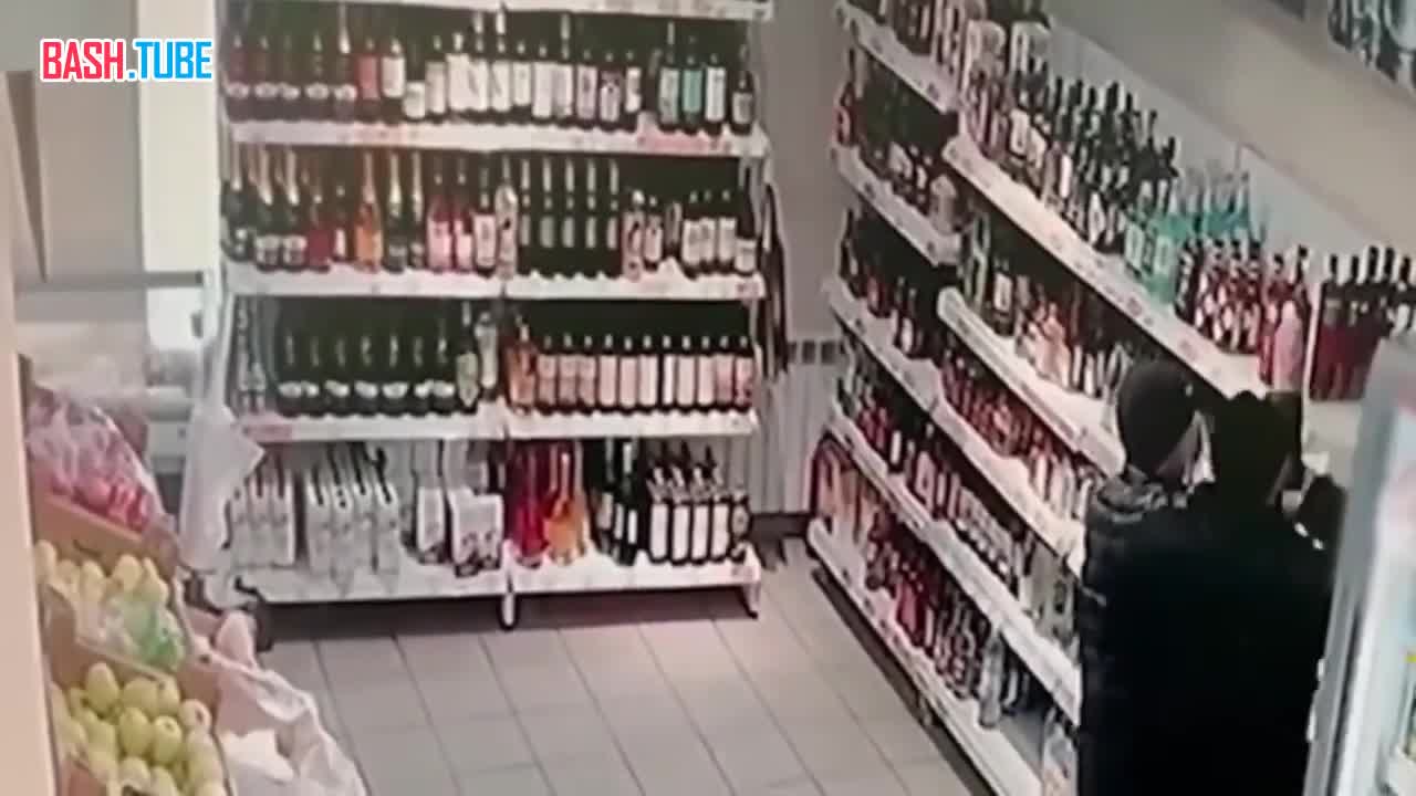  В Кемерове двое мужчин вынесли из магазина 29 бутылок водки, спрятав их под зимней одеждой