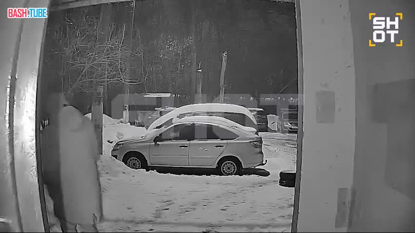  Огромная глыба льда рухнула на голову жителю Самары сразу после выхода из подъезда
