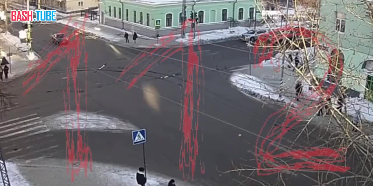  Автомобиль влетел в толпу пешеходов в Петрозаводске