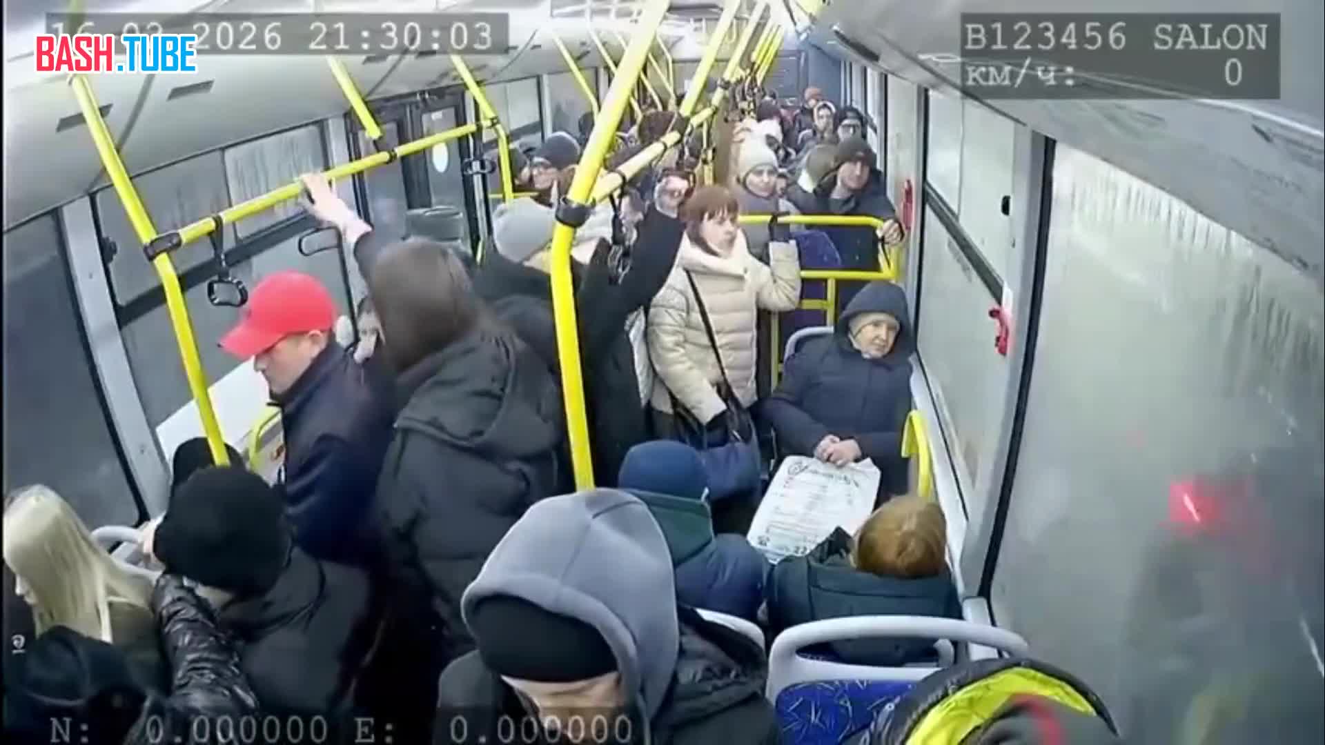  В воронежском автобусе пассажиры получили травмы после того, как в салон неожиданно влетел дорожный знак