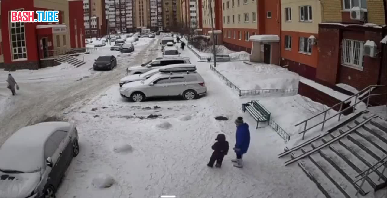  В Тюмени снег едва не накрыл пожилую женщину и ребёнка