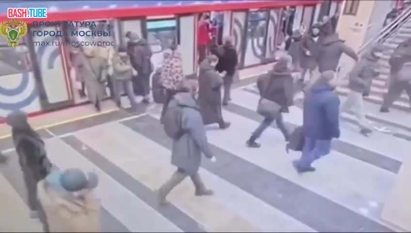  Мужчина без всякого стеснения пытается ограбить девушку в метро Москвы