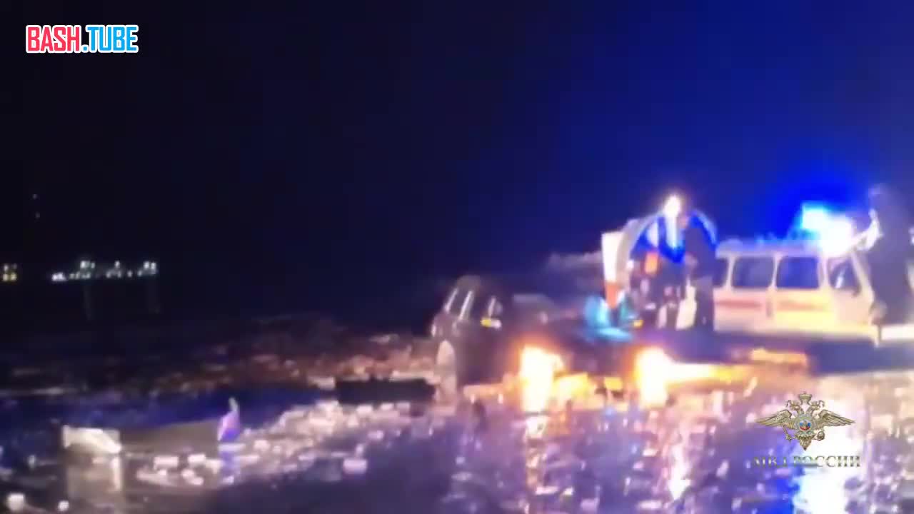  Внедорожник наполовину провалился под байкальский лед вместе с матерью и ребенком