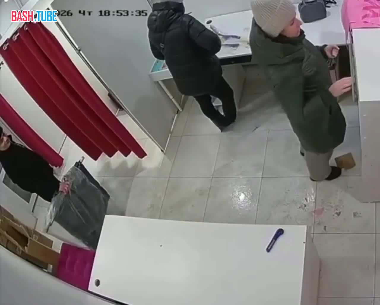  В Подмосковье мужчина устроил скандал в ПВЗ из-за просьбы сотрудницы выбросить мусор от товара в урну