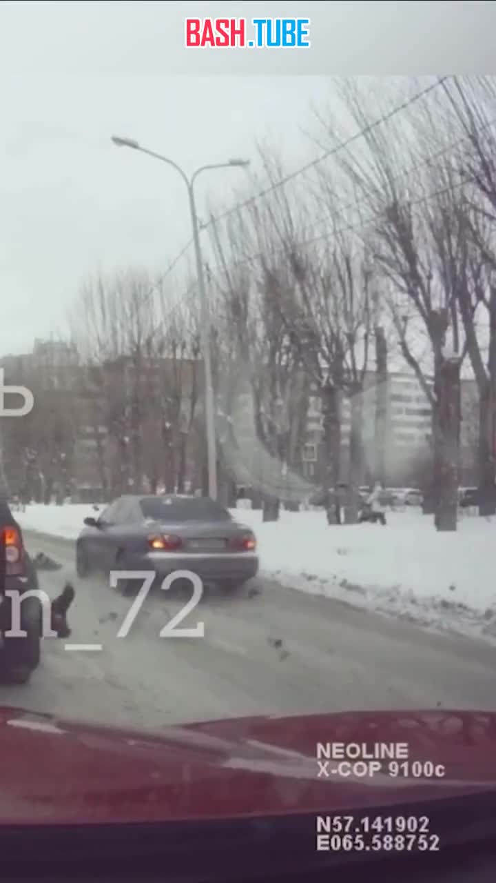  В Тюмени беременная девушка решила перебежать дорогу с 4-летним сыном, но попала под колеса