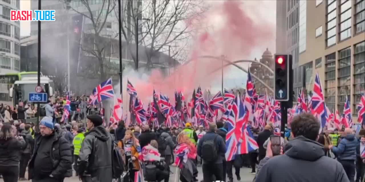  В Манчестере проходит многотысячный марш против миграции