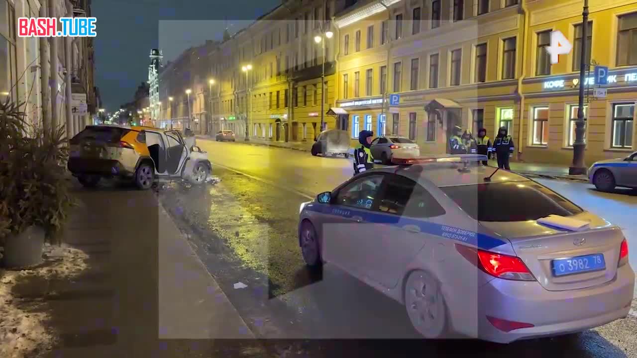  Каршерингу снесло пол «морды» в ДТП с мусоровозом в центре Петербурга