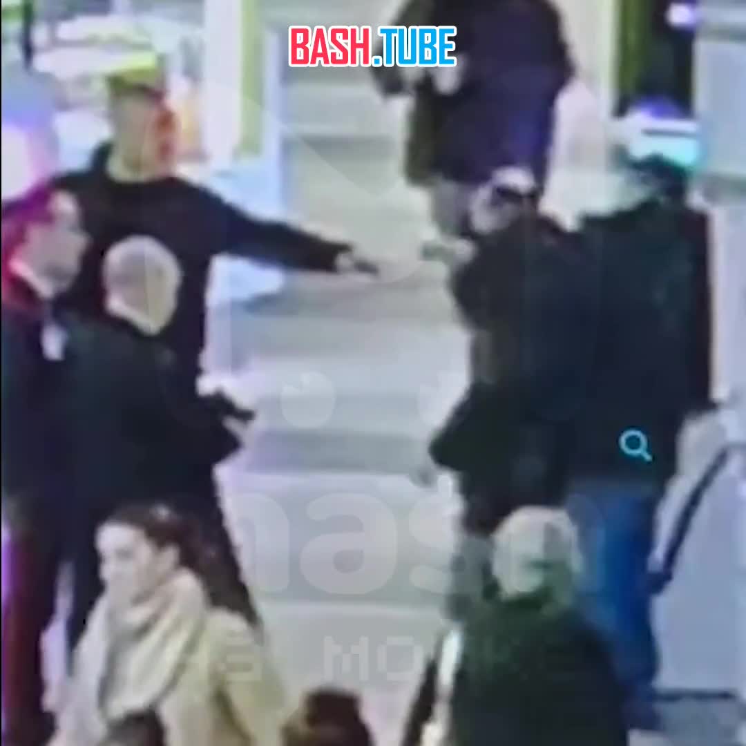  Пожилой мужчина ножом ударил зумера в спину в питерском ТРК - из-за громкого мата в общественном месте