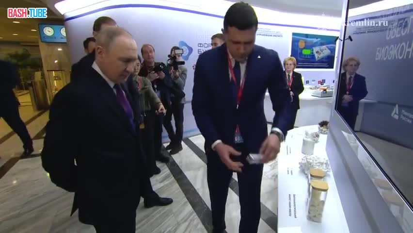  Владимир Путин осмотрел выставку передовых разработок на Форуме будущих технологий