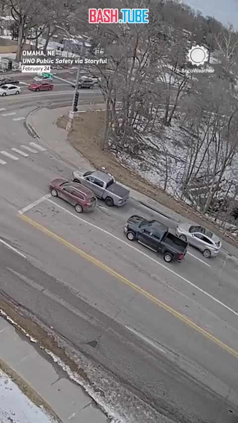  Видео необычного провала дорожного покрытия с двумя автомобилями, остановившимися на красный свет светофора в Омахе, США