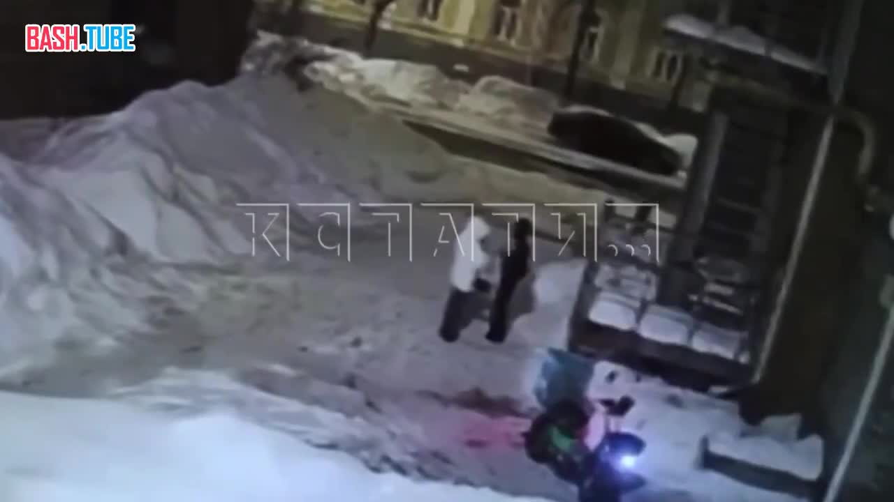  В Нижнем Новгороде глыба снега рухнула на голову девушки: момент трагедии попал на видео