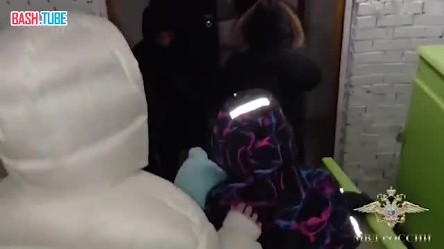  Момент спасения 9-летней Саши из квартиры в Смоленске, где её три дня держал похититель Сергей Грищенков