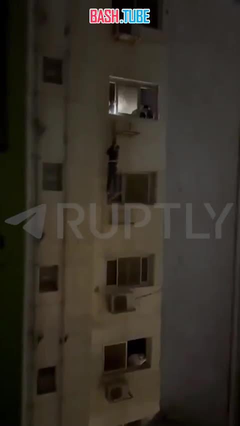  В Каире домушника застали на месте преступления, и он попытался сбежать из окна по кондиционерам - с десятого этажа