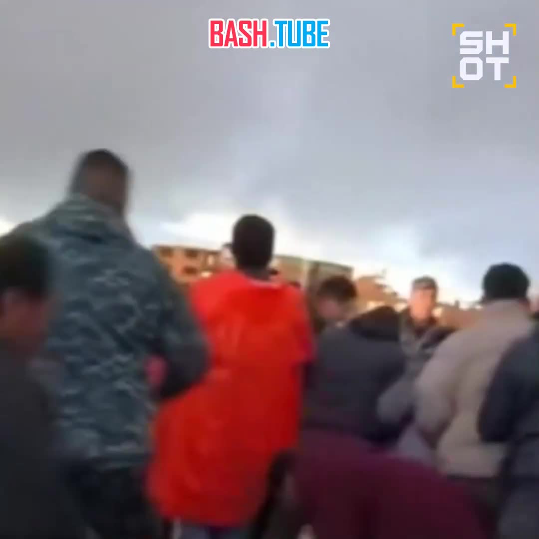  Военный самолёт, набитый деньгами, разбился в Боливии. Силовикам пришлось разгонять людей, которые собирали купюры с земли