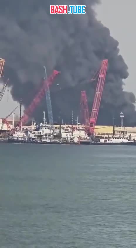  Видео крупного пожара на базе США в Бахрейне после прилета иранской баллистической ракеты