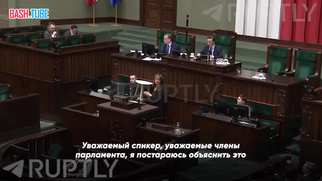  Депутат польского парламента наглядно на ножках табуретки объясняет, как работает власть