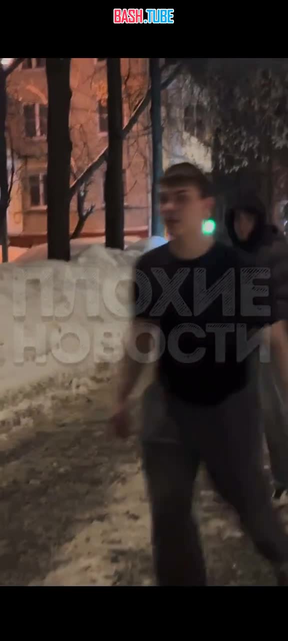  В Тушино компания начала делать непристойные предложения девушке, которая шла в компании молодого человека