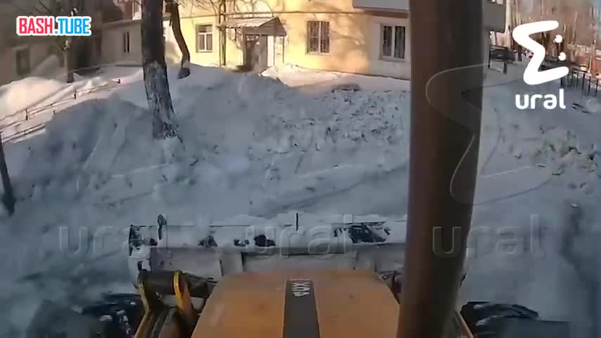  Экскаватор поехал на пенсионерку во дворе Екатеринбурга - отбегая, она упала и ударилась о лёд
