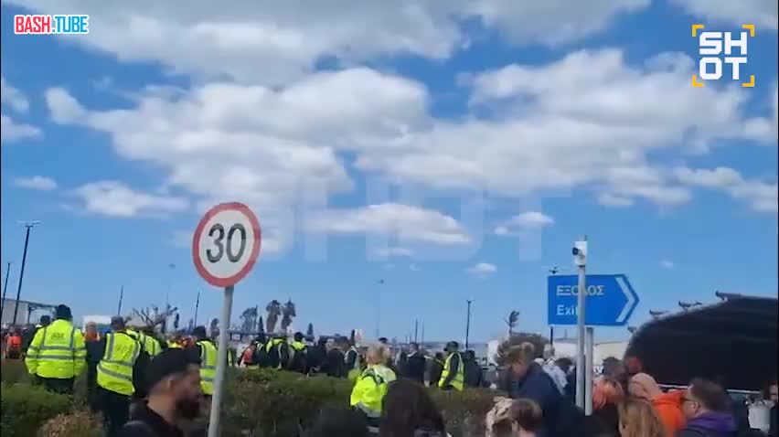  Кадры экстренной эвакуации кипрского аэропорта Пафос. По данным SHOT, на объекте объявили беспилотную опасность