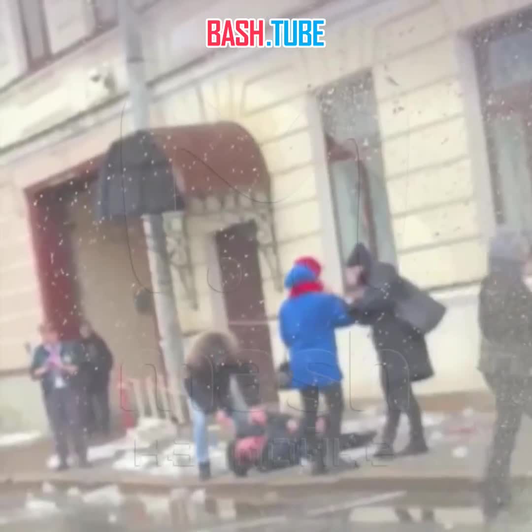  Ледяная глыба рухнула на голову прохожему на Рузовской - после удара он не мог самостоятельно подняться с земли