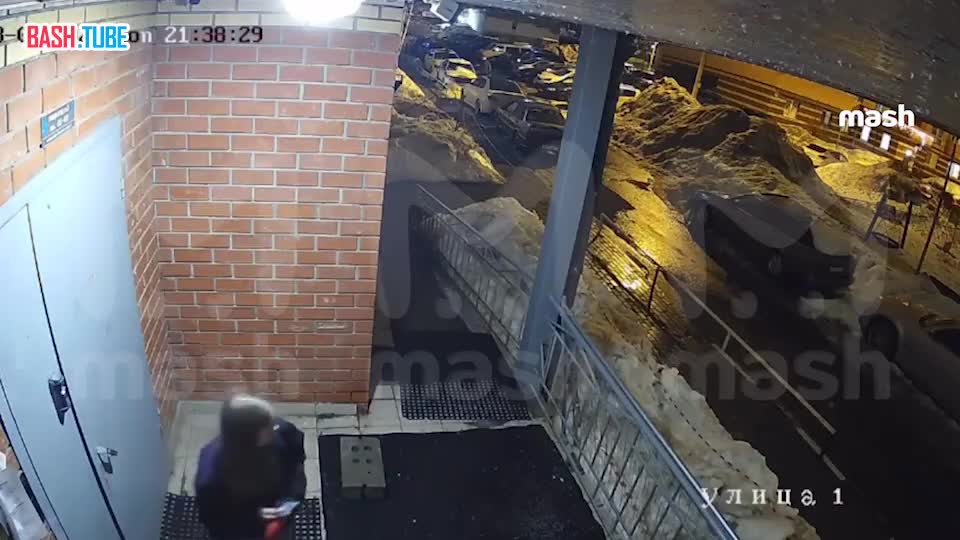  Тяжёлая масса снега рухнула на три машины в Звенигороде - за минуту до по этой дороге прошла девушка с собакой
