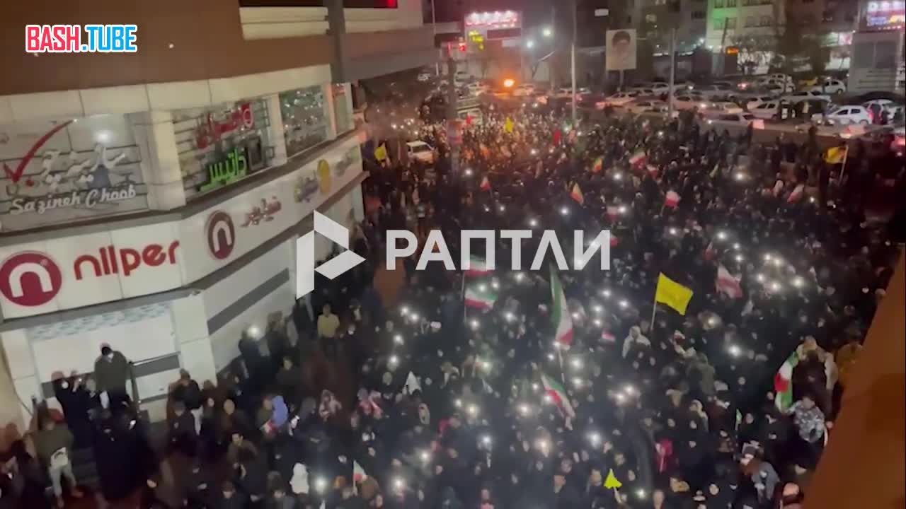  По всему Ирану тысячи людей вышли на улицы, чтобы оплакать смерть верховного лидера исламской республики Али Хаменеи