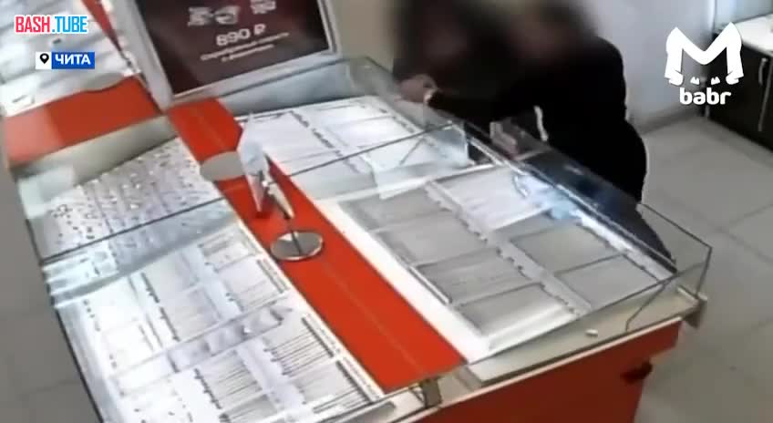  Двенадцать золотых цепей стащил грабитель из ювелирного в Чите