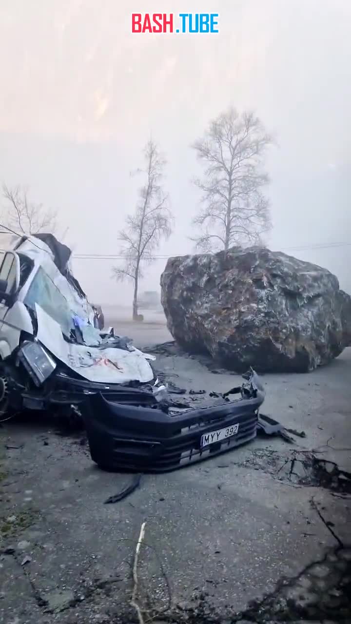  Камнепад повредил несколько автомобилей в норвежской деревне Фьера