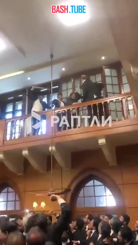  Так в Высоком суде Лахора пакистанские юристы выясняли, кто достоин войти в ассоциацию адвокатов