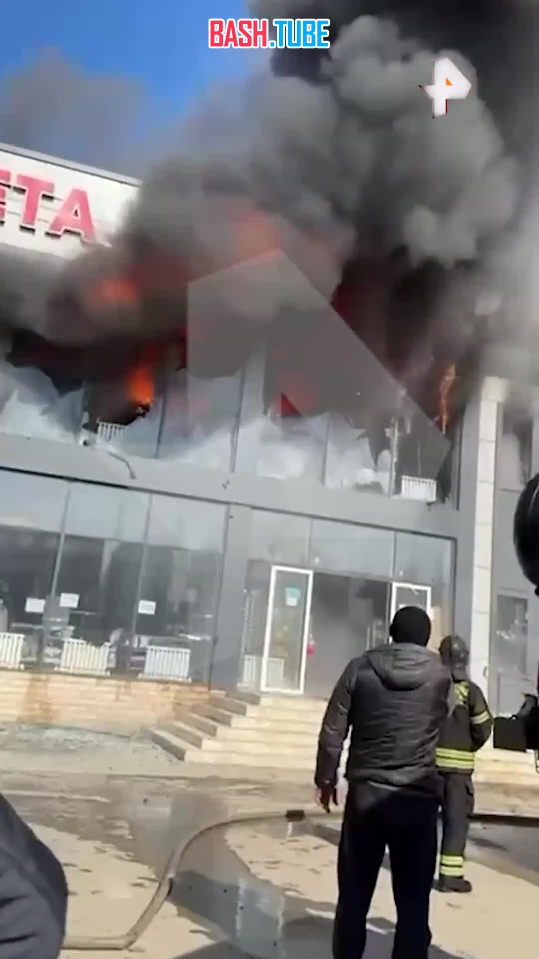  Пламя вырывается из окон торгового центра в дагестанском Кизляре, где произошел сильный пожар