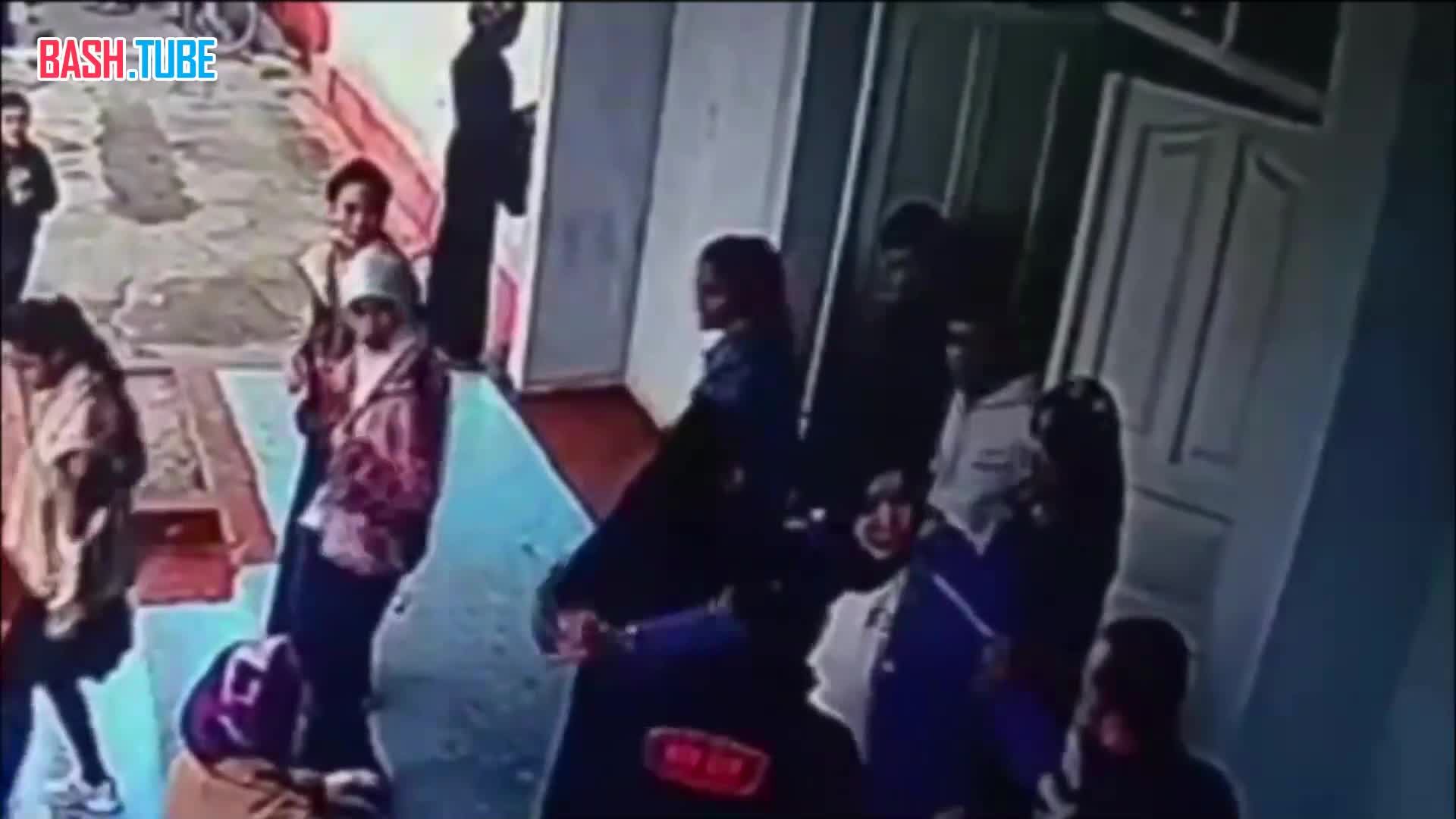  В Узбекистане мужчина избил ребёнка, а затем и его мать за то, что она хотела защитить своего сына