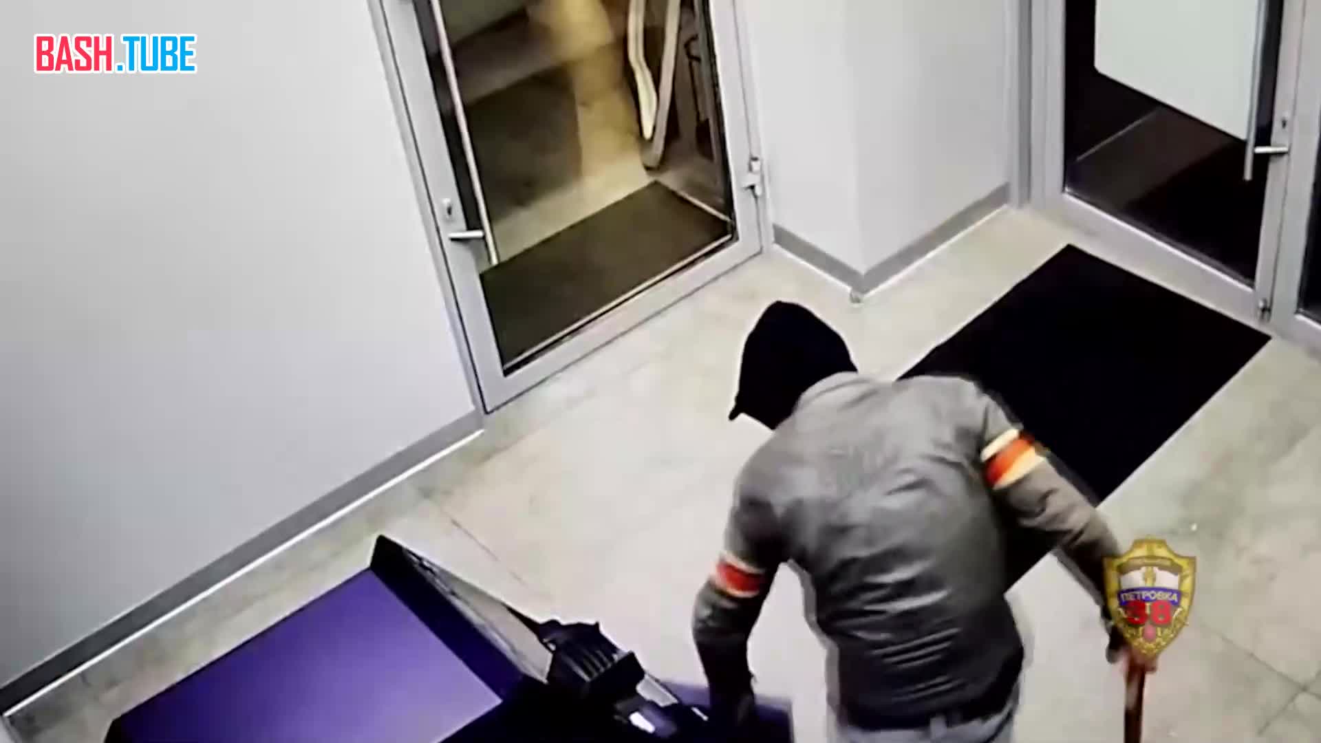  Мигрант попытался вскрыть банкомат ледорубом в Москве
