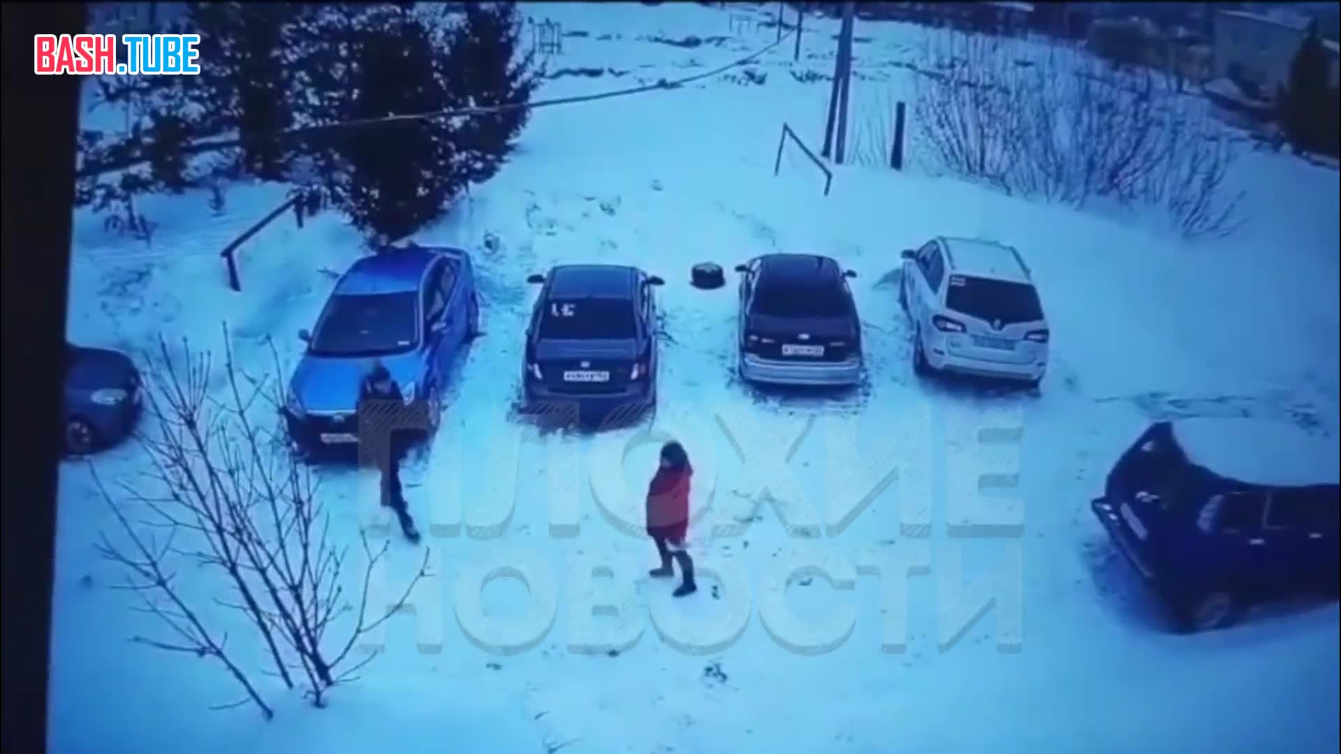  Муж с женой чудом увернулись от снежной глыбы с крыши в Нижегородской области
