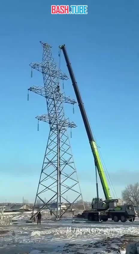  В Караганде чуть ли не перевернулся автокран, в результате рабочий получил травму