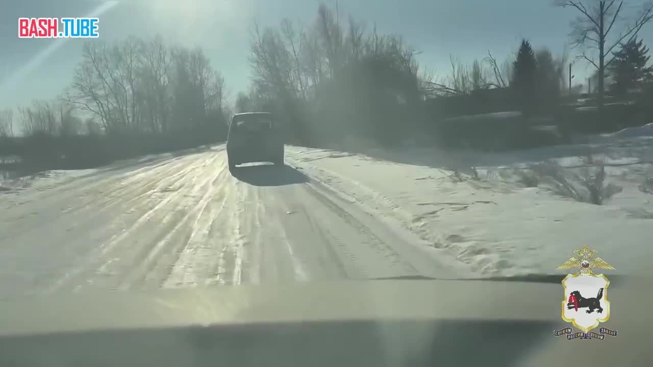  Полицейские запрыгнули в едущую машину во время задержания наркосбытчицы с 12 «закладками» в Иркутской области