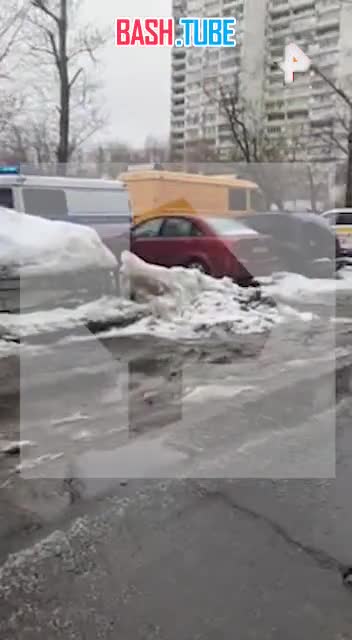  Силовики оцепили парковку жилого дома в районе Зябликово на юге Москвы, сообщил РЕН ТВ