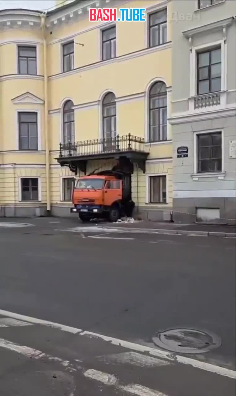  Питерский сверхразум попытался проехать на «КамАЗе» через низкую арку и поплатился