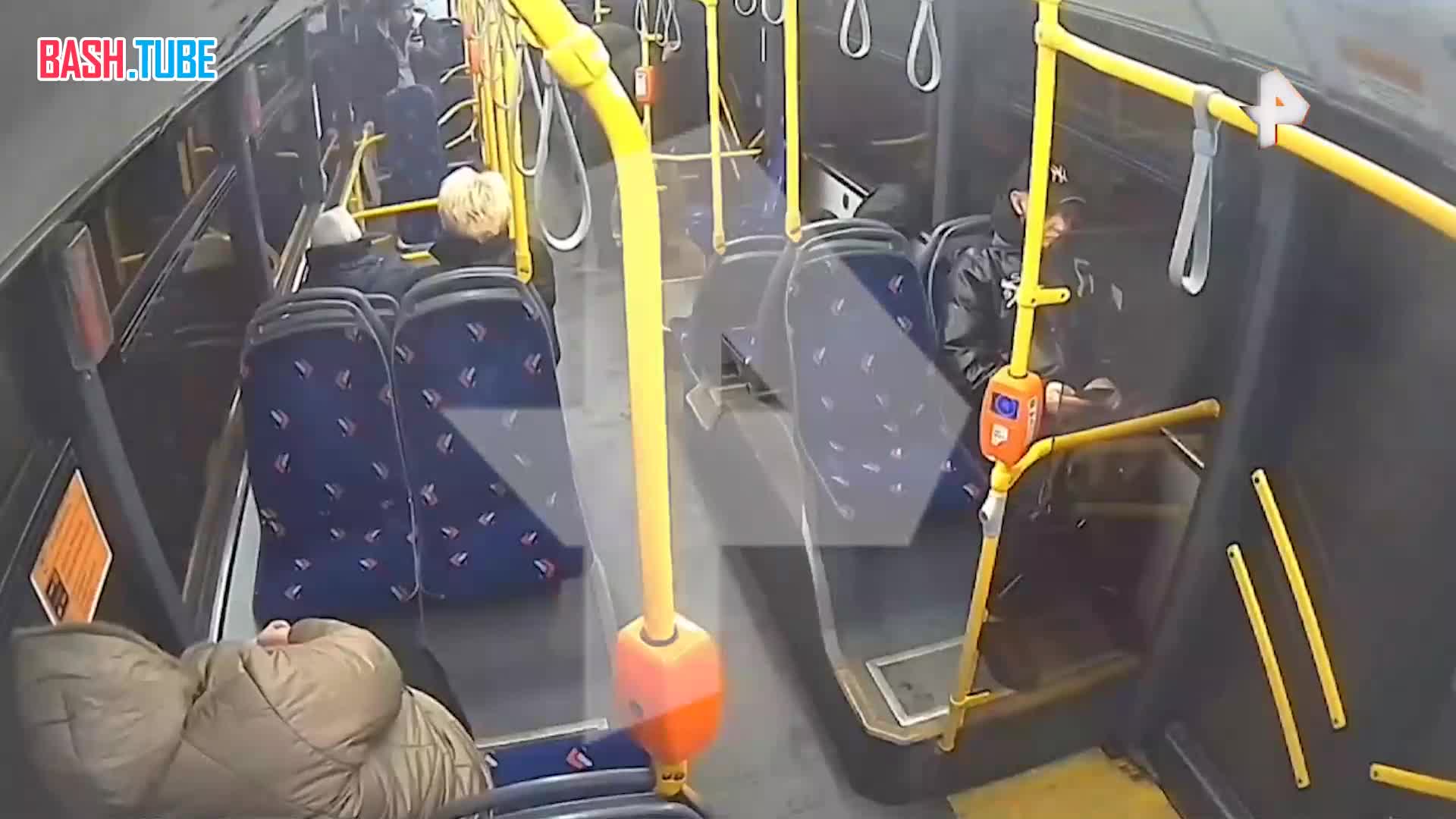  Автобус врезался в троллейбус в Петербурге. Люди ударились об окна и поручни