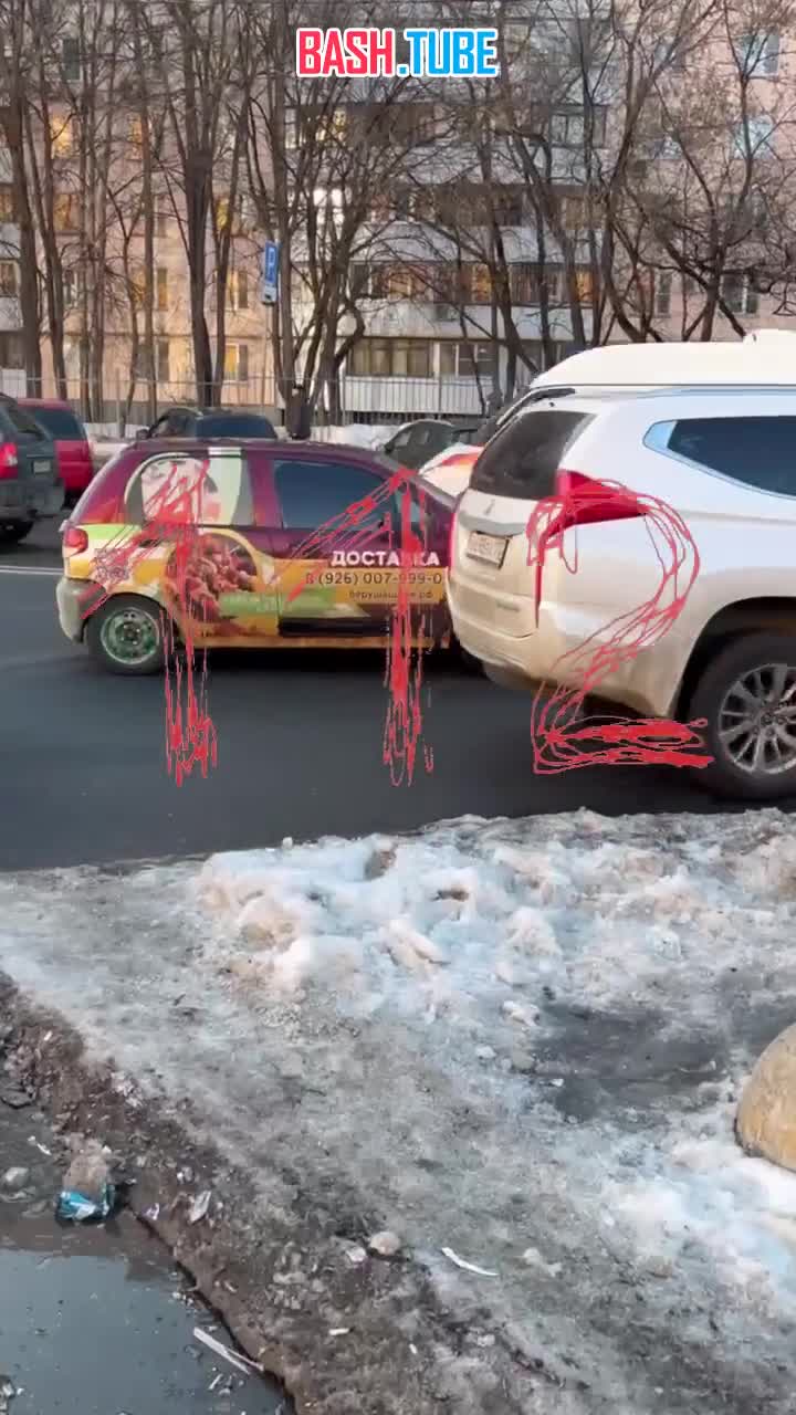  Автомобиль с дипломатическими номерами влетел во вход станции метро «Пражская»